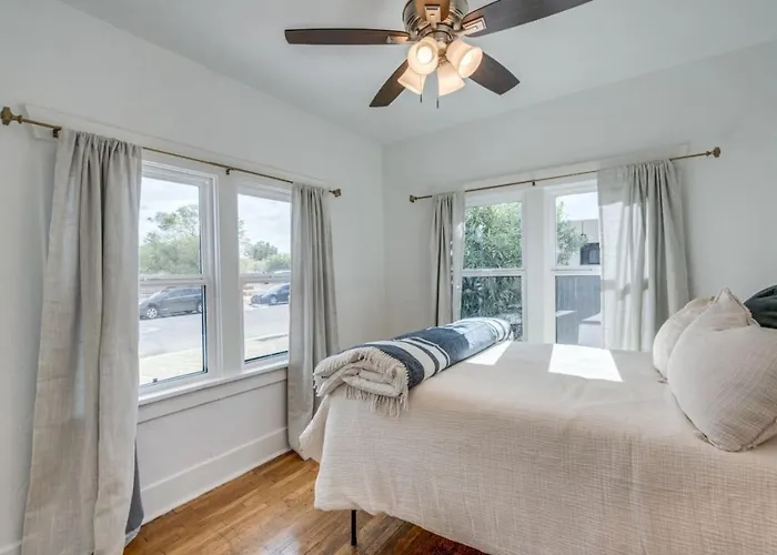1926 Historic Stunner, Walk To U Of A, 2 Bedroom 1 Ba Holiday home